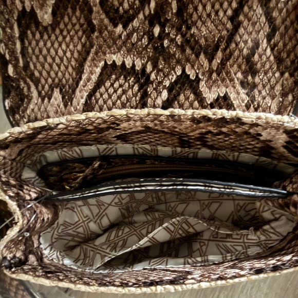 CARPISA Women’s Small Cream and faux Snake skin Purse/Crossbody - Picture 11 of 15